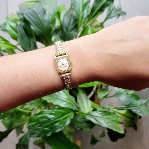 Vintage Edox Swiss Incabloc Dainty Gold Watch - Picture 2 of 8